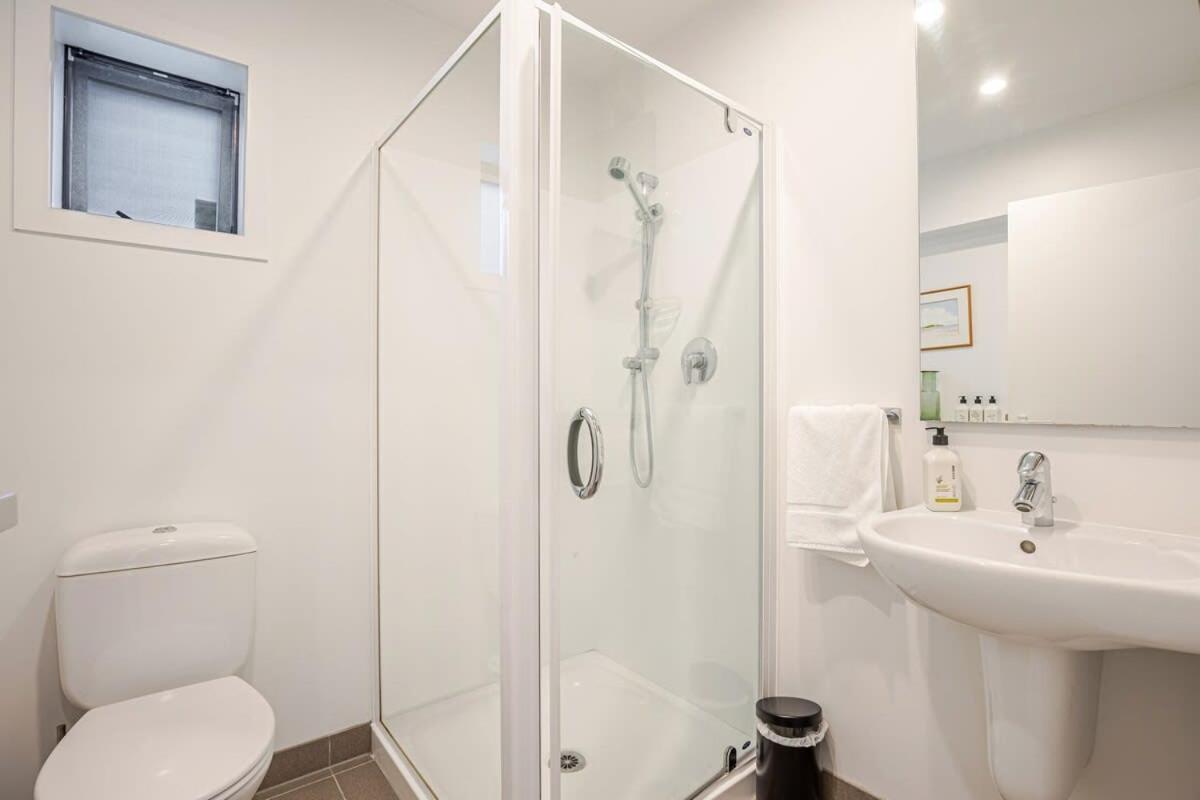 Stylish And Serene Living In Kohimarama Auckland Exterior photo
